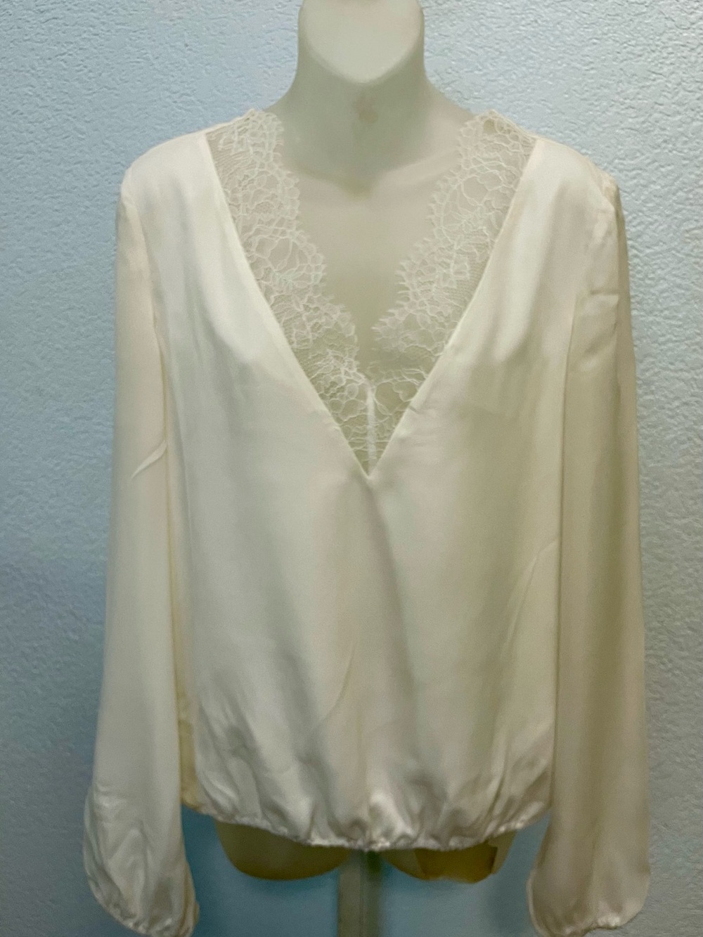 Cami NYC Cream Lace-Trim V-Neck Blouse Sz Large